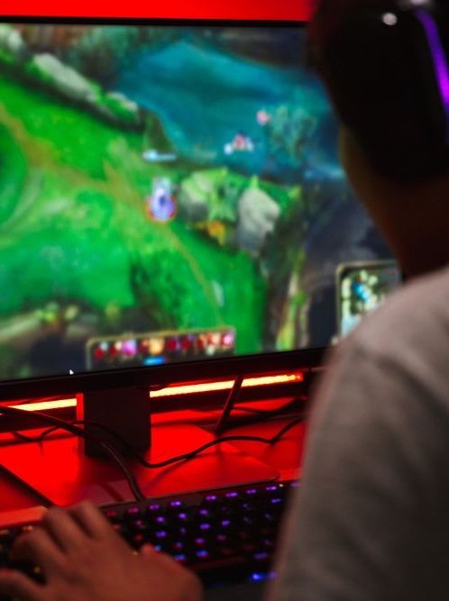 chico de espaldas y pantalla con videojuego