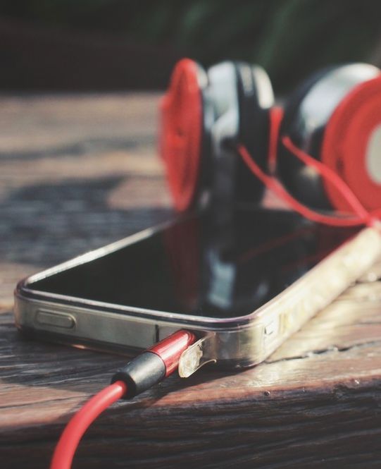 auriculares rojos conectados a movil