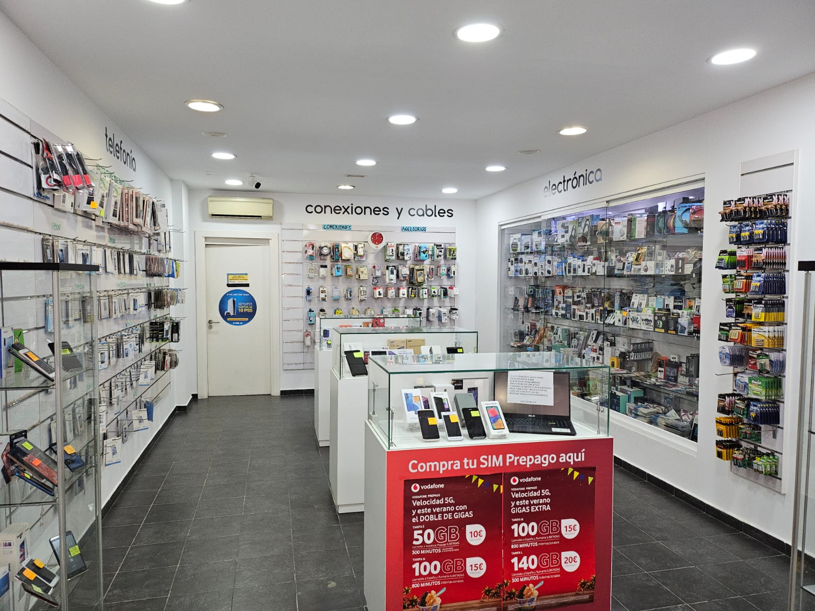 Movil y más interior tienda