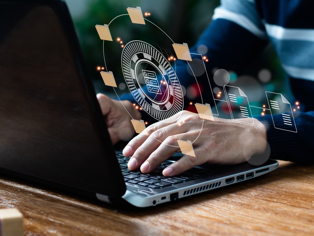 manos de hombre sobre teclado de portatil