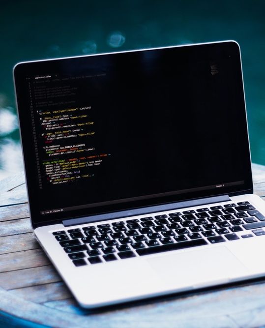 portatil sobre mesa redonda