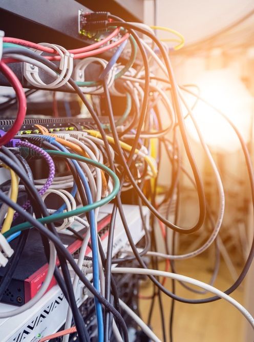 cables de red con resplandor al fondo